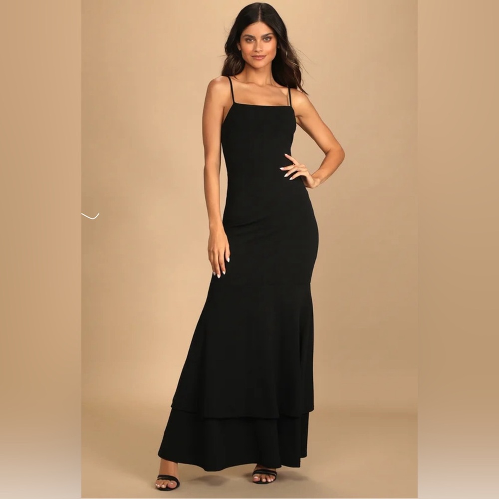 NEVER BEEN WORN WITH TAGS! Lulus black tiered trumpet hem formal dress